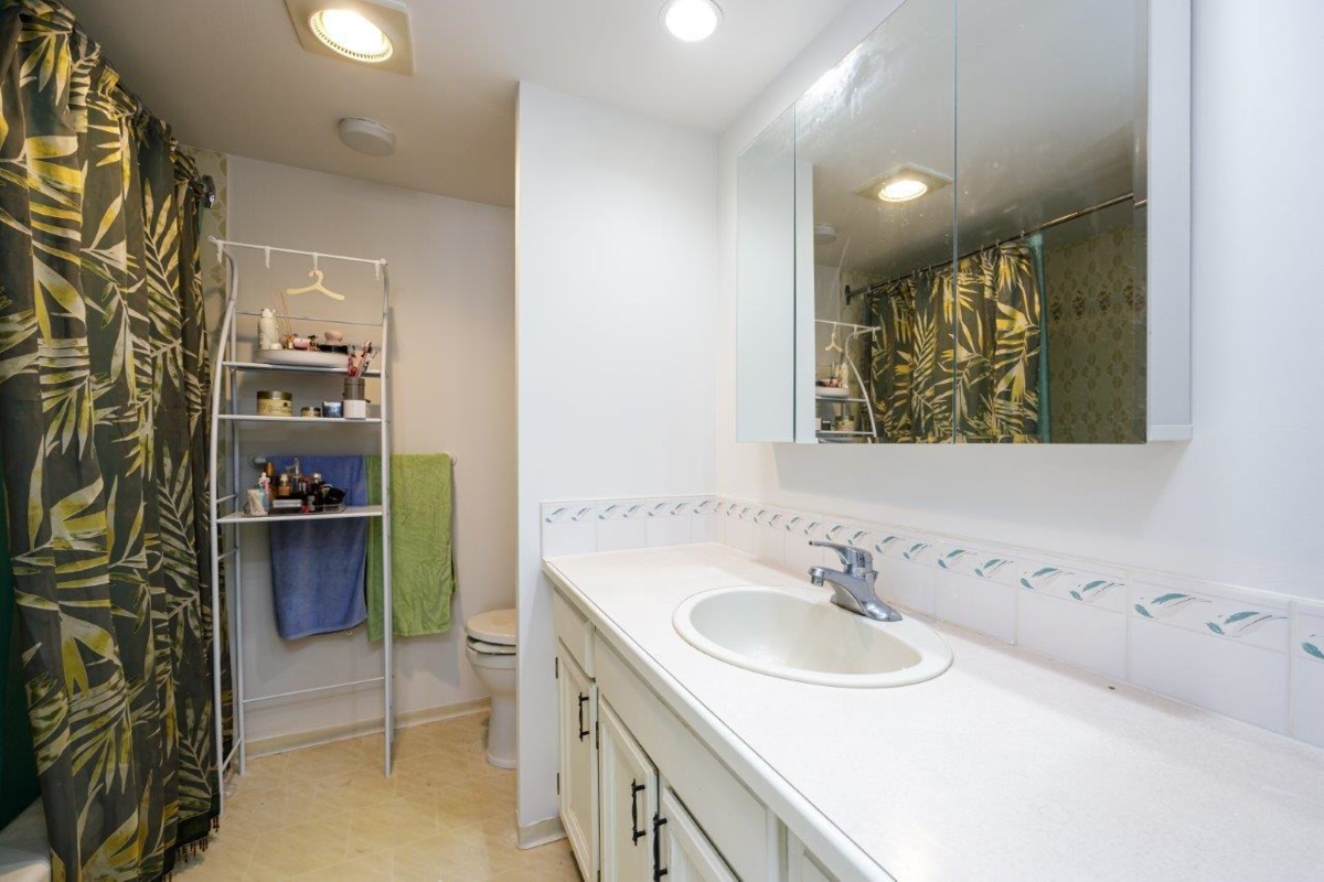 Basement Recreation Room Photo of 205 1480 Foster Street, White Rock, BC