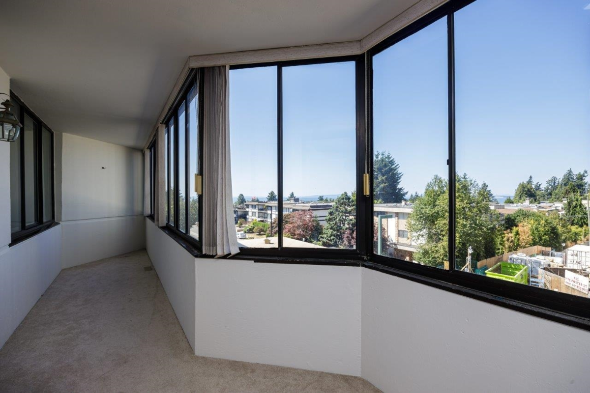 Breakfast Nook Photo of 205 1480 Foster Street, White Rock, BC