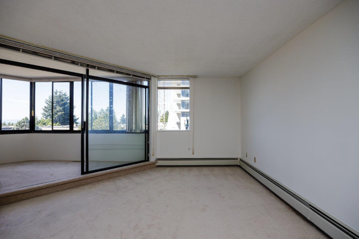 Kitchen Island Photo of 205 1480 Foster Street, White Rock, BC