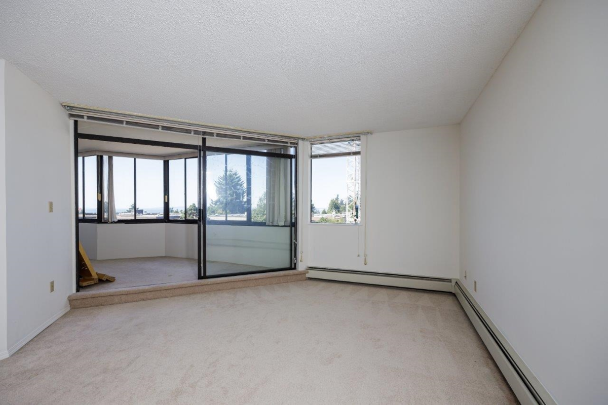 Kitchen Photo of 205 1480 Foster Street, White Rock, BC