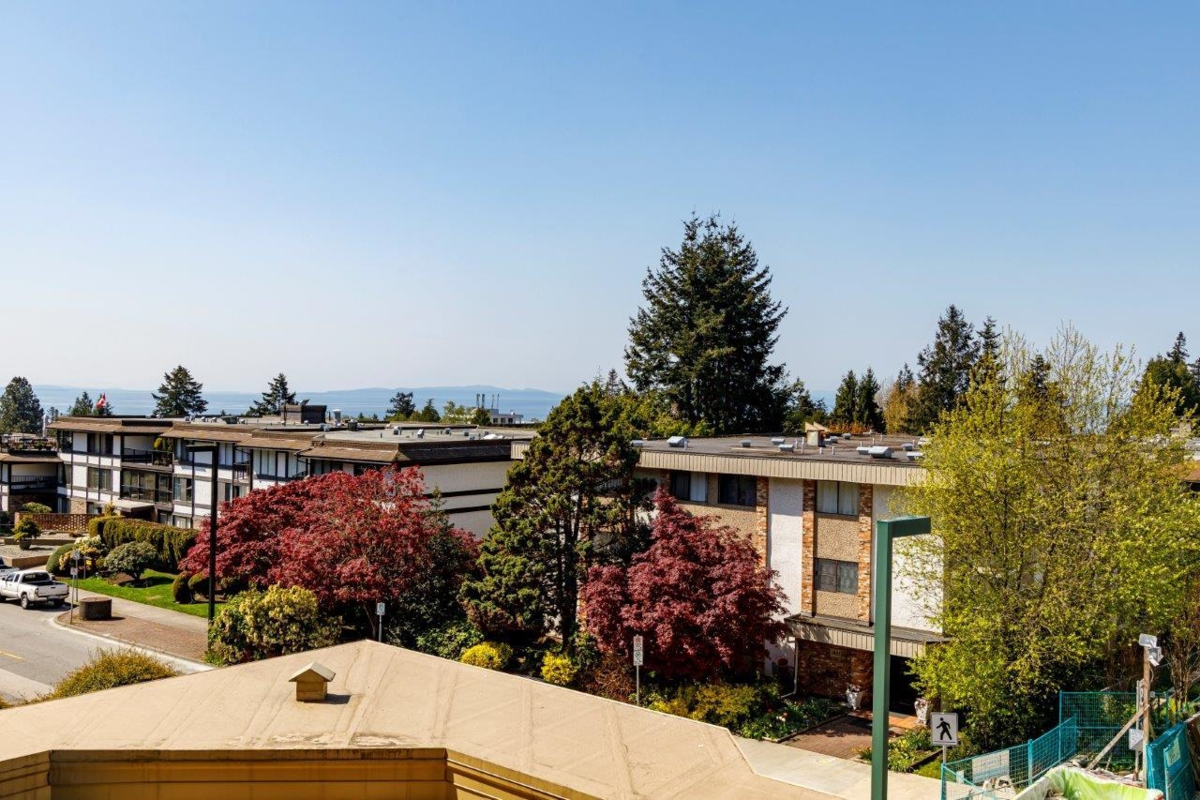 Mudroom Photo of 205 1480 Foster Street, White Rock, BC