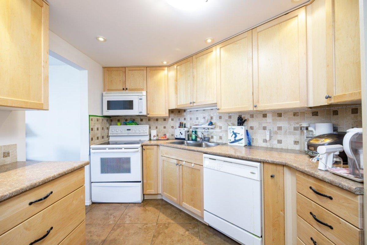 Primary Bathroom Photo of 205 1480 Foster Street, White Rock, BC