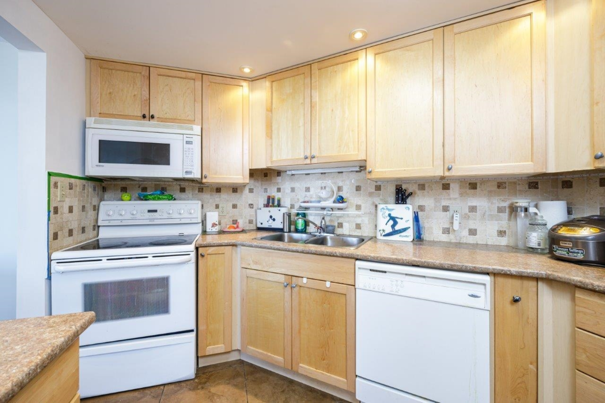 Walk-In Closet Photo of 205 1480 Foster Street, White Rock, BC