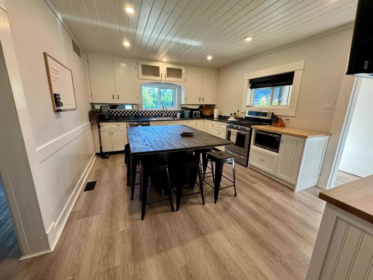 Entry Foyer Photo of 562 Lillooet Avenue, Harrison Hot Springs, BC
