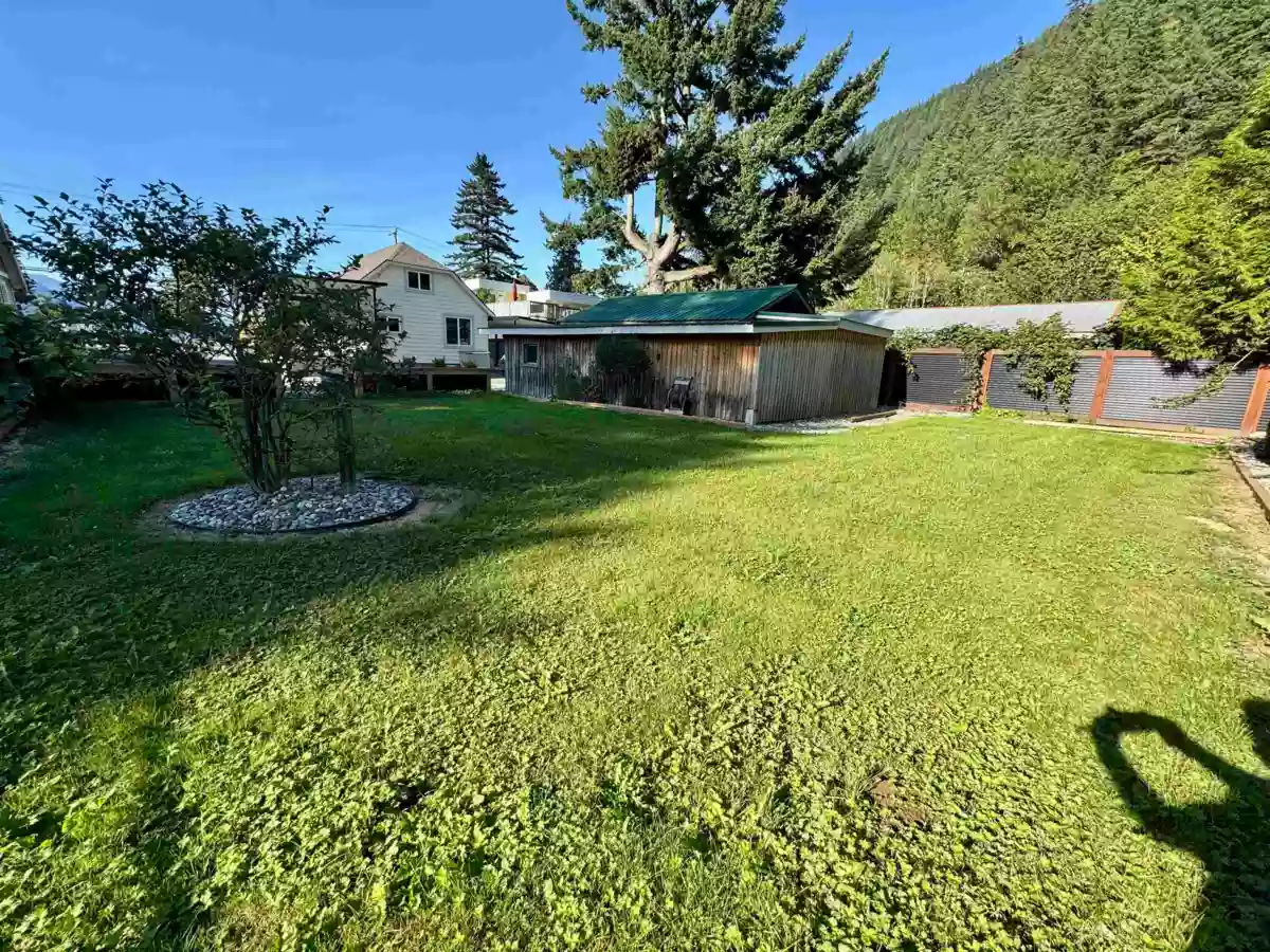 Garden / Landscaping Photo of 562 Lillooet Avenue, Harrison Hot Springs, BC