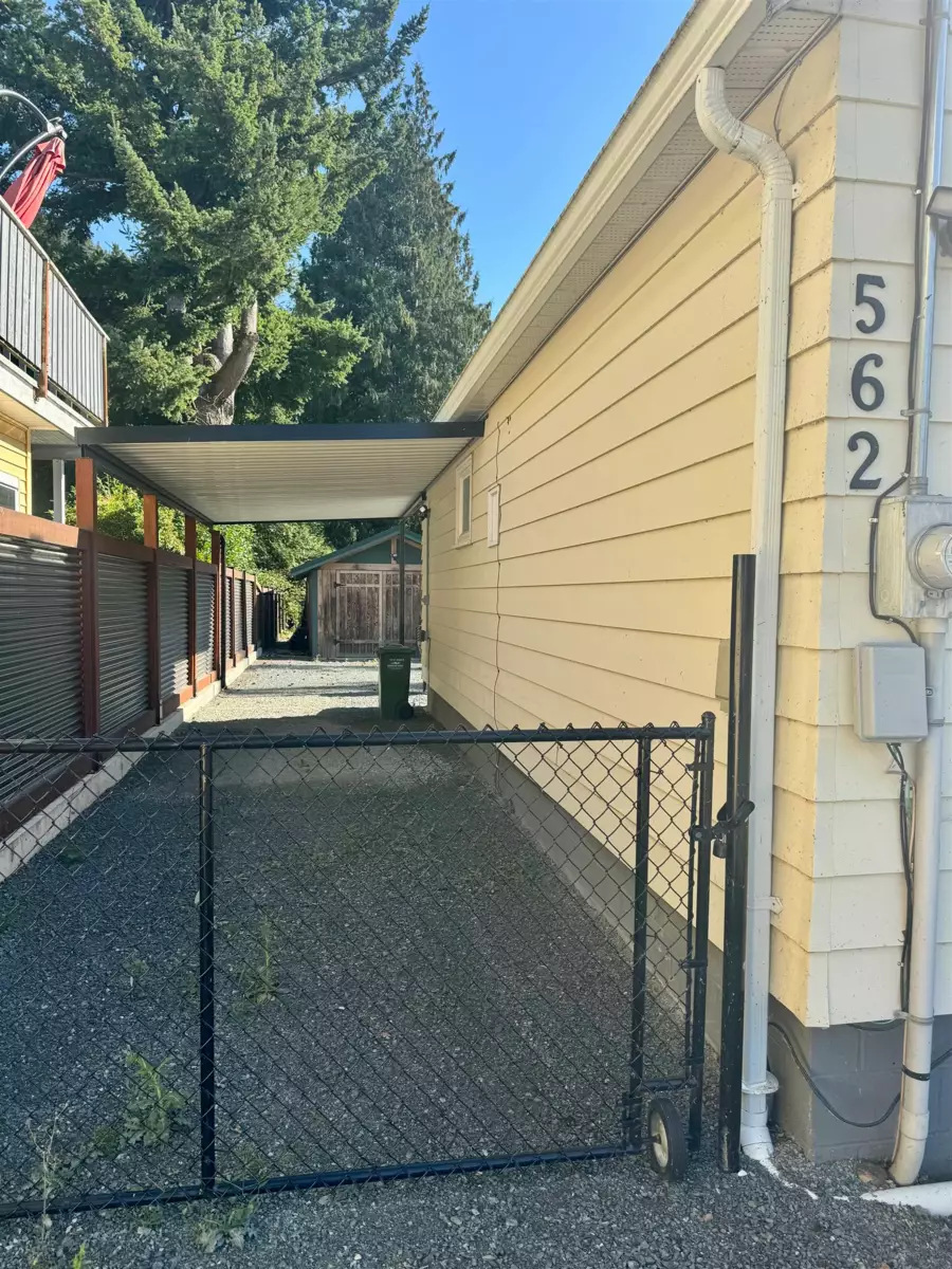 Kitchen Island Photo of 562 Lillooet Avenue, Harrison Hot Springs, BC