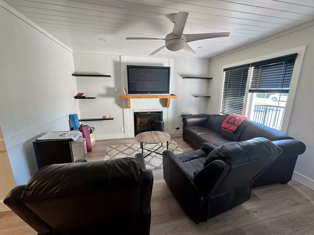 Mudroom Photo of 562 Lillooet Avenue, Harrison Hot Springs, BC