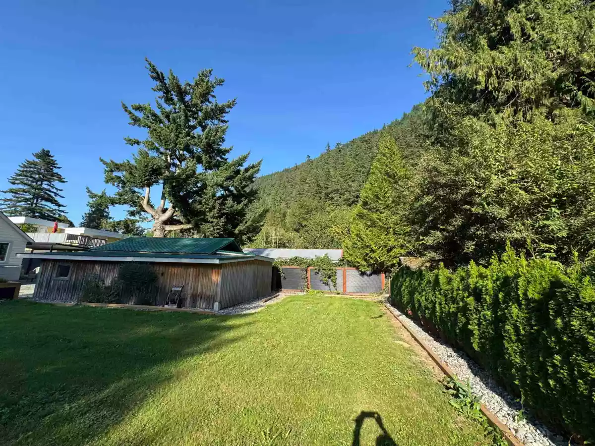 Swimming Pool Photo of 562 Lillooet Avenue, Harrison Hot Springs, BC