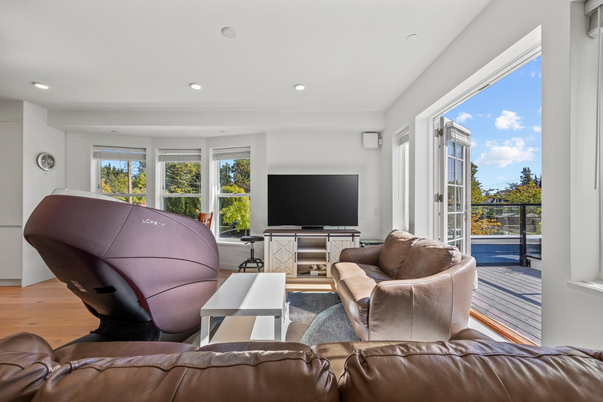 Primary Bathroom Photo of 1312 W 57th Avenue, Vancouver, BC