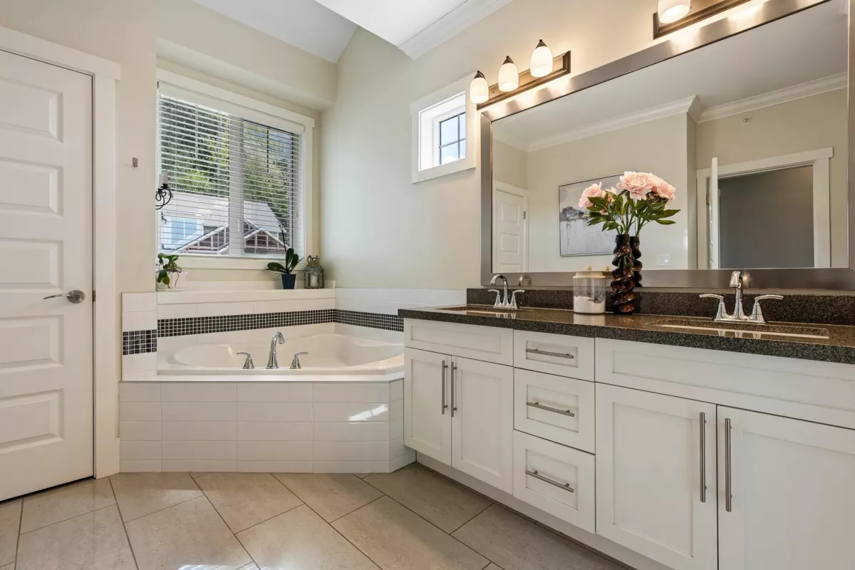 Hallway Photo of 50473 Kingston Drive, Chilliwack, BC