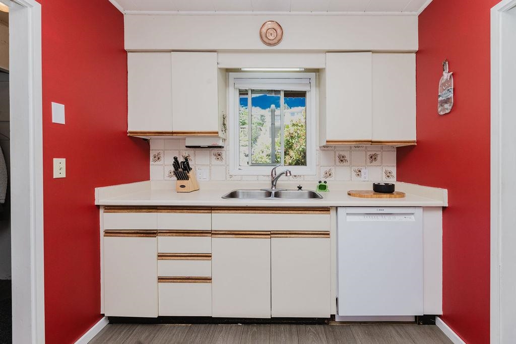 Breakfast Nook Photo of 614 Glen Road, Gibsons, BC