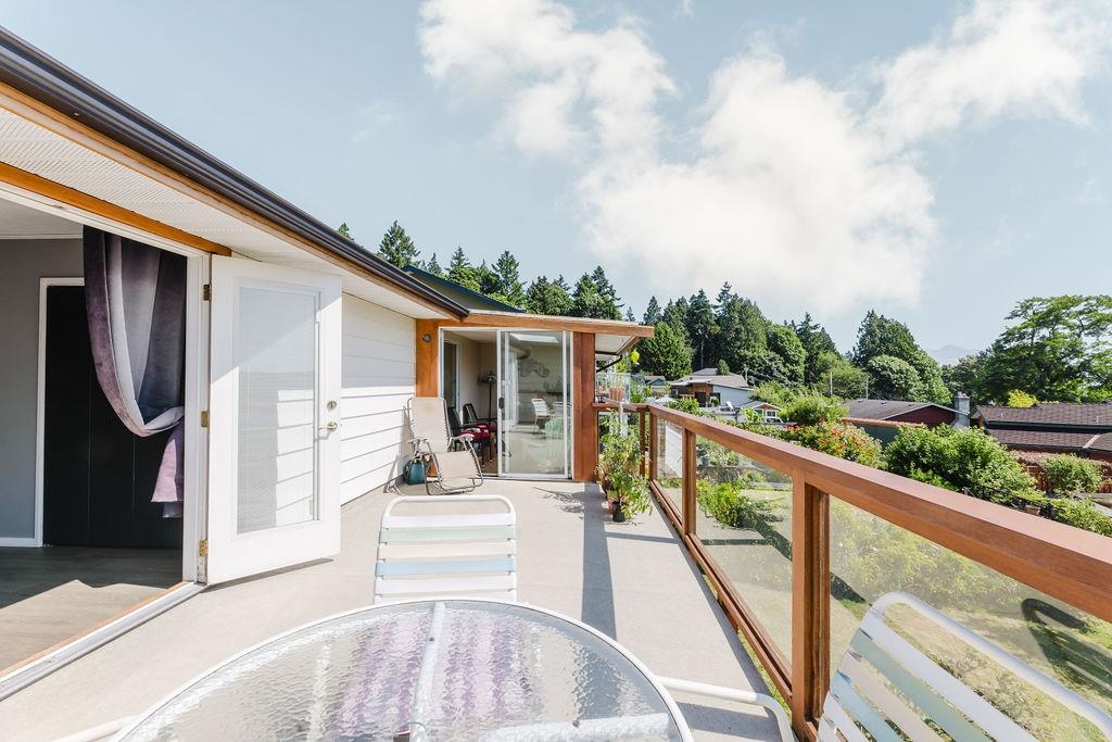 Entry Foyer Photo of 614 Glen Road, Gibsons, BC