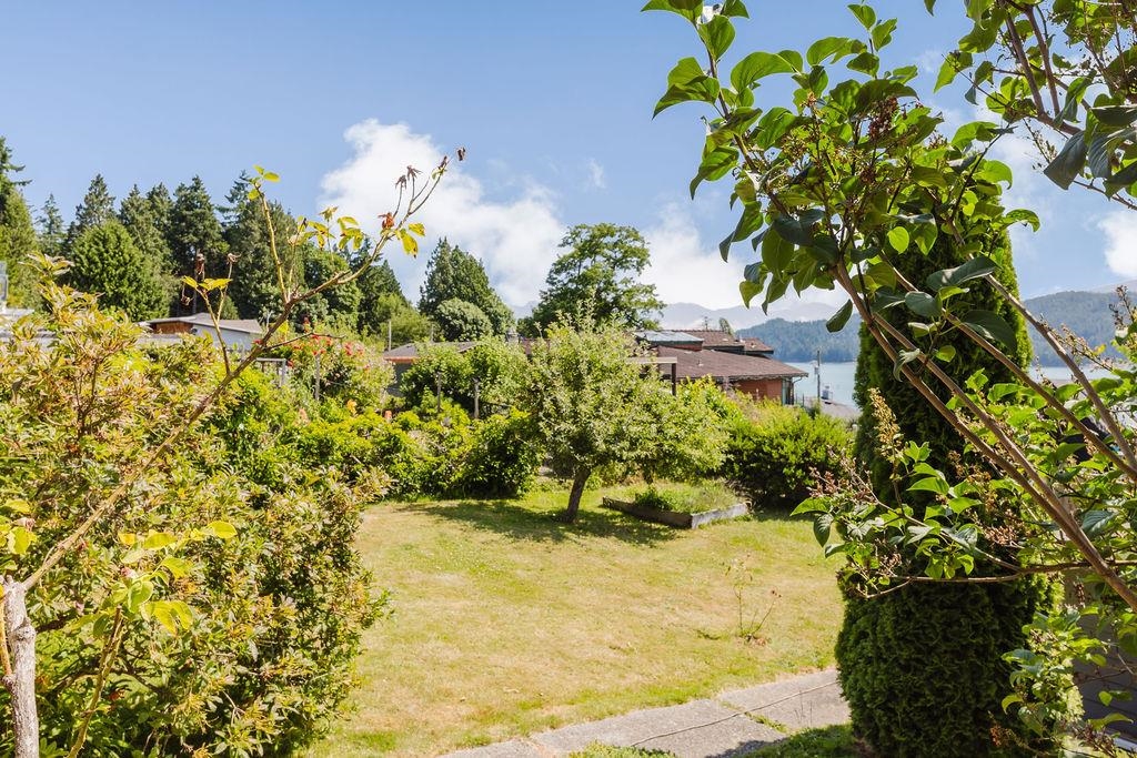 Front Yard Photo of 614 Glen Road, Gibsons, BC