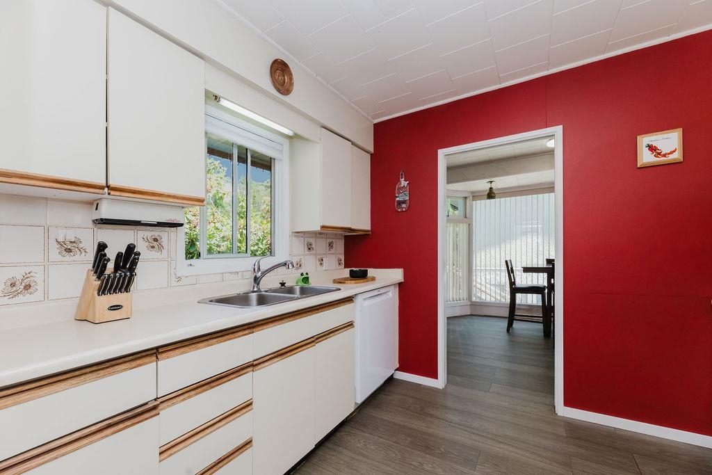 Kitchen Island Photo of 614 Glen Road, Gibsons, BC