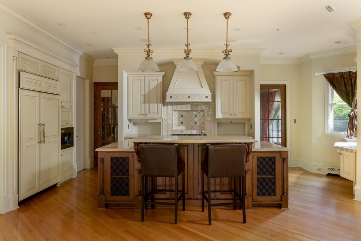 Walk-In Closet Photo of 2 3838 Cypress Street, Vancouver, BC