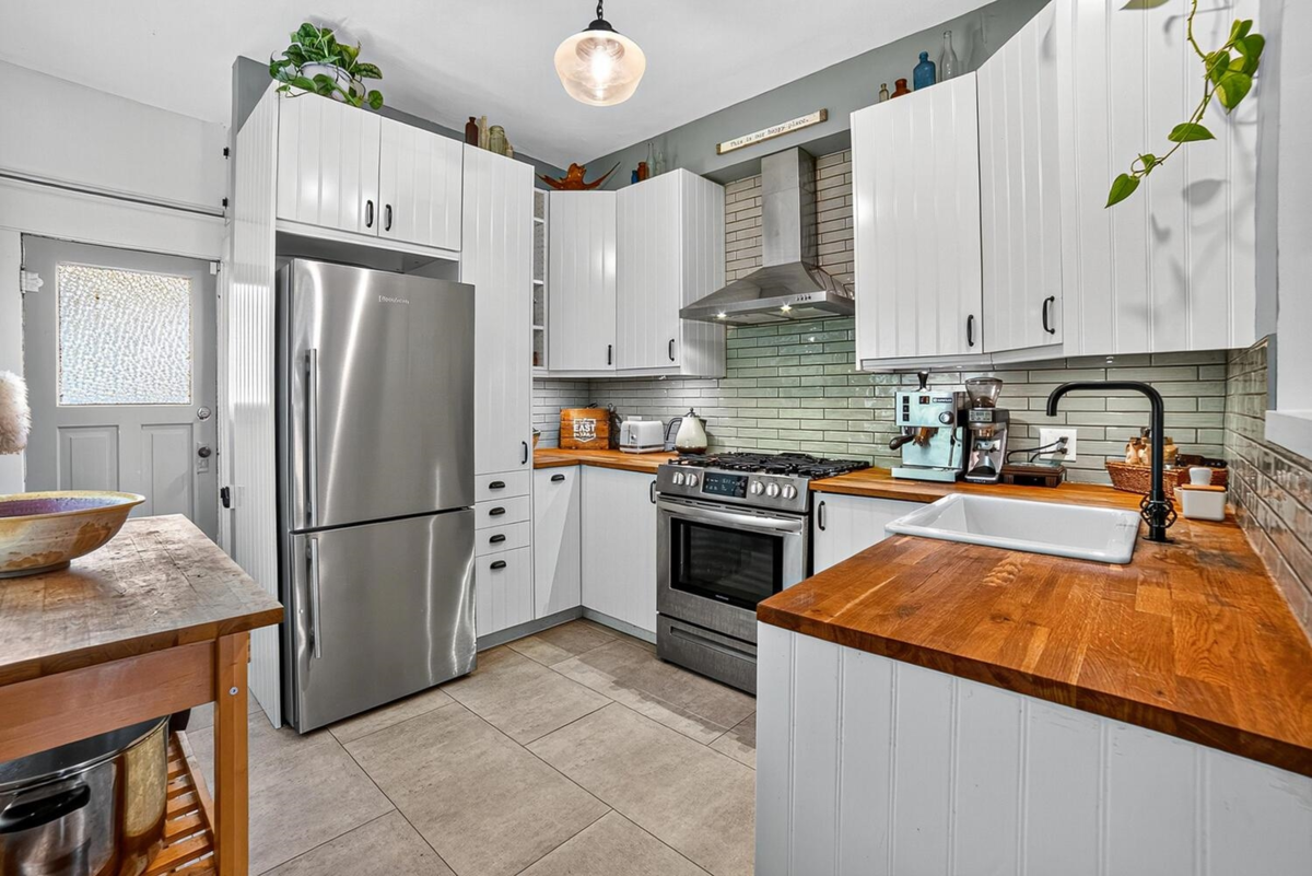 Kitchen Island Photo of 1113 Mclean Drive, Vancouver, BC