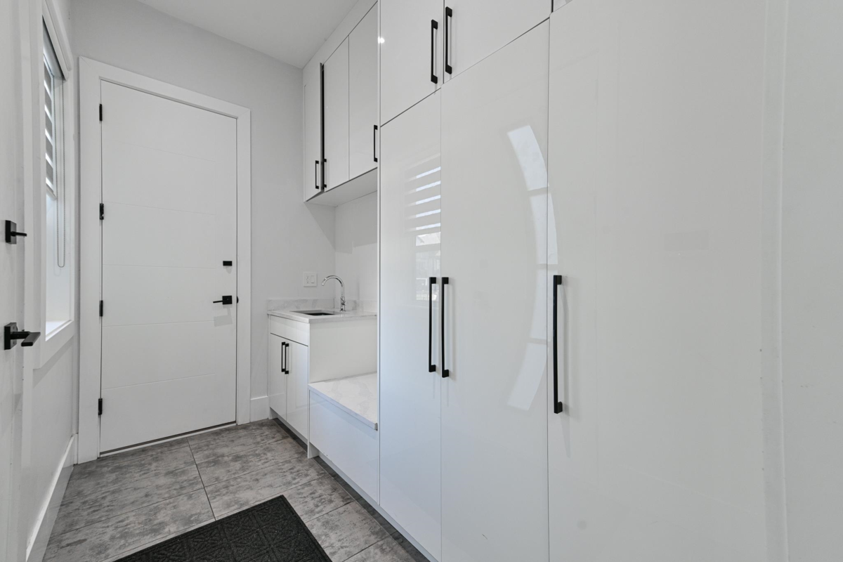 Walk-In Closet Photo of 31033 Firhill Drive, Abbotsford, BC