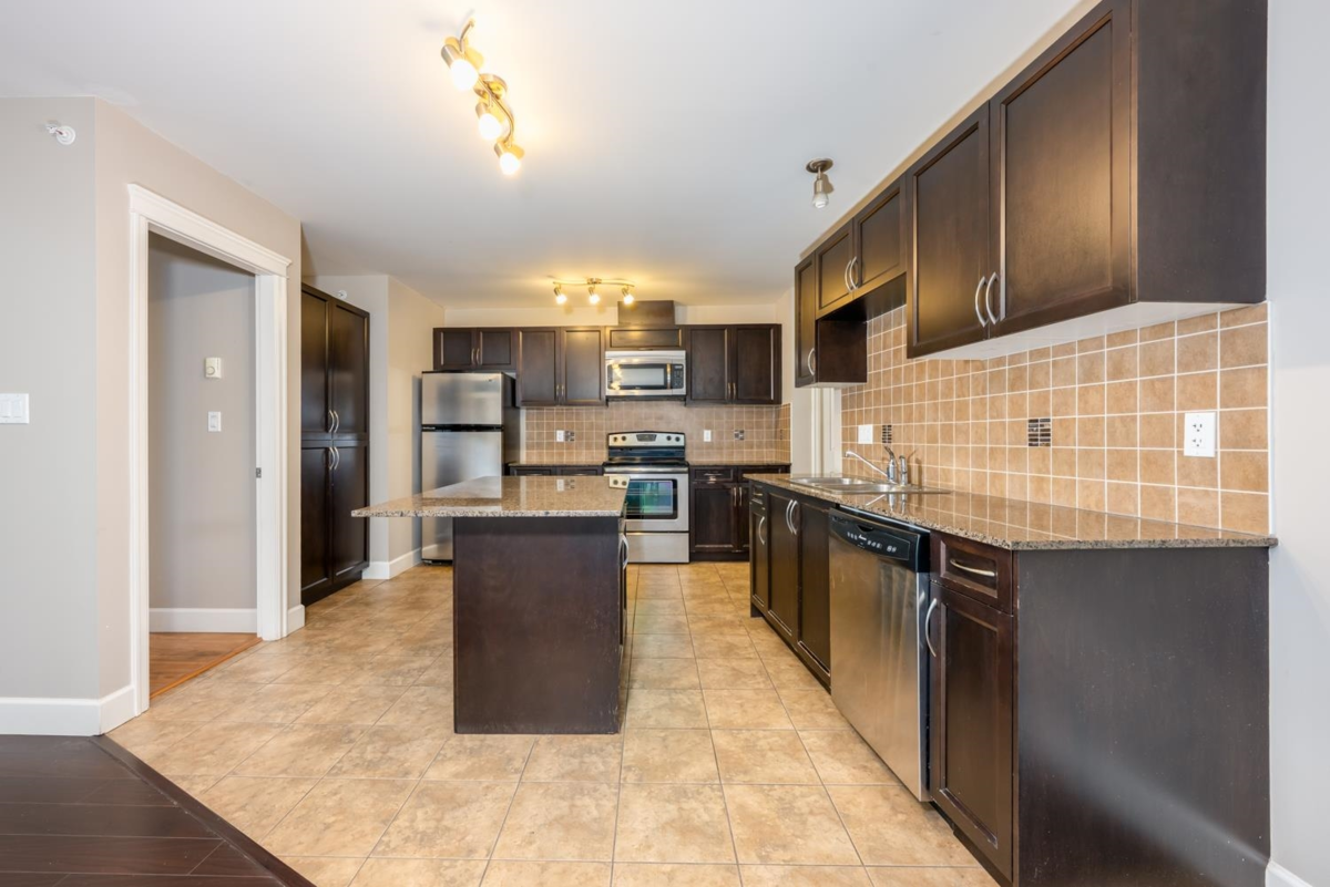 Kitchen Photo of 311 12088 75a Avenue, Surrey, BC