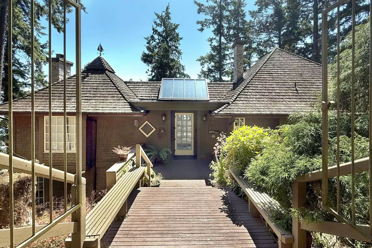 Primary Bathroom Photo of 1251 Fairweather Road, Bowen Island, BC