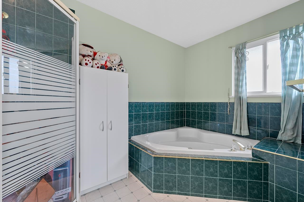 Kitchen Island Photo of 620 Thirteenth Street, New Westminster, BC