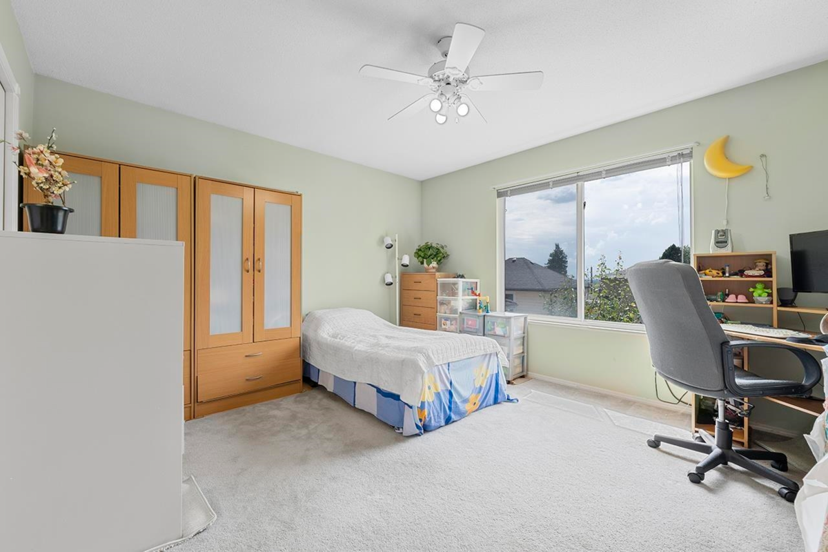 Kitchen Photo of 620 Thirteenth Street, New Westminster, BC