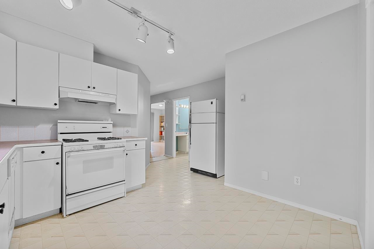 Primary Bathroom Photo of 620 Thirteenth Street, New Westminster, BC