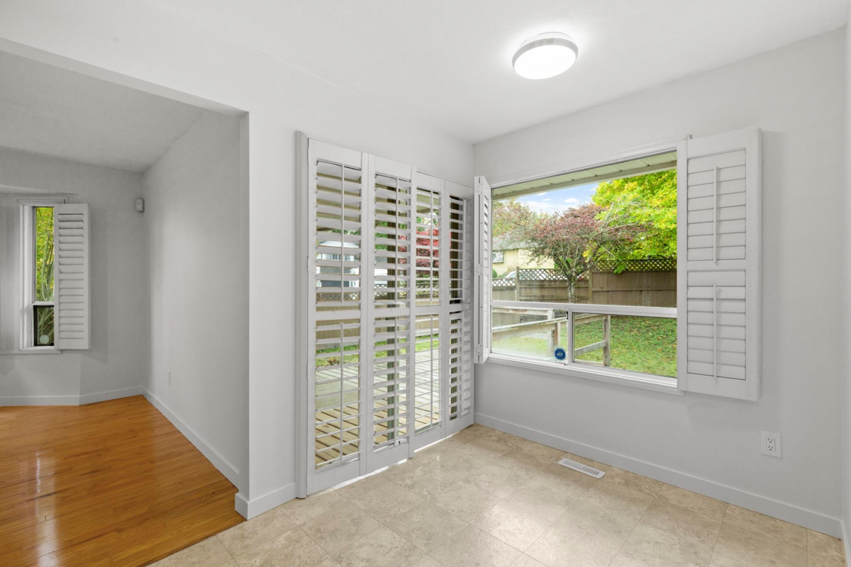 Guest Bathroom Photo of 32925 Orchid Court, Mission, BC