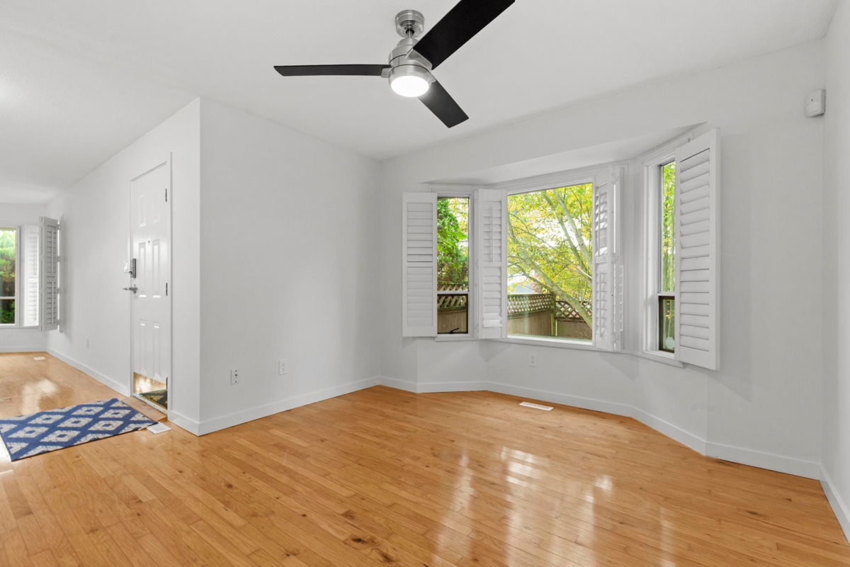 Kitchen Island Photo of 32925 Orchid Court, Mission, BC
