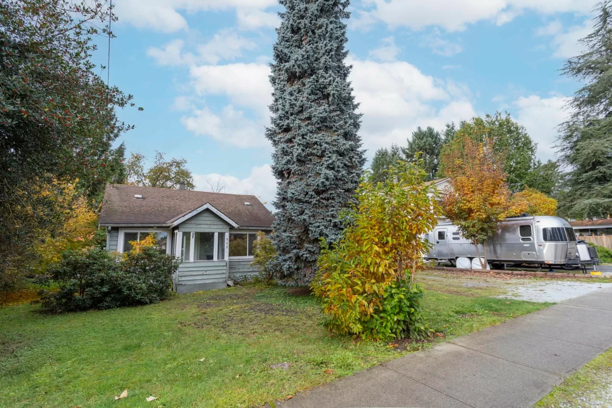 Kitchen Island Photo of 988 Irvine Street, Coquitlam, BC