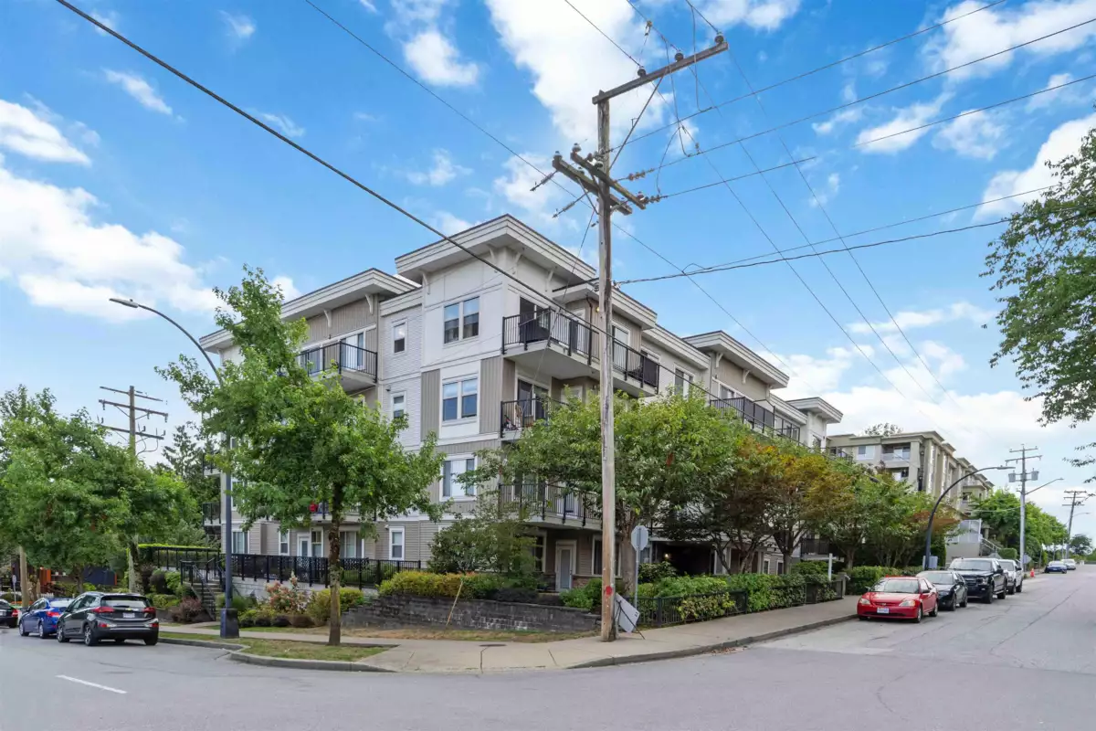Front Yard Photo of 404 22290 North Avenue, Maple Ridge, BC