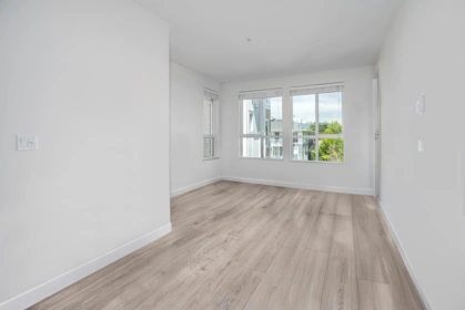 303 611 Regan Avenue, Coquitlam, BC, Coquitlam — Apartment/Condo for sale