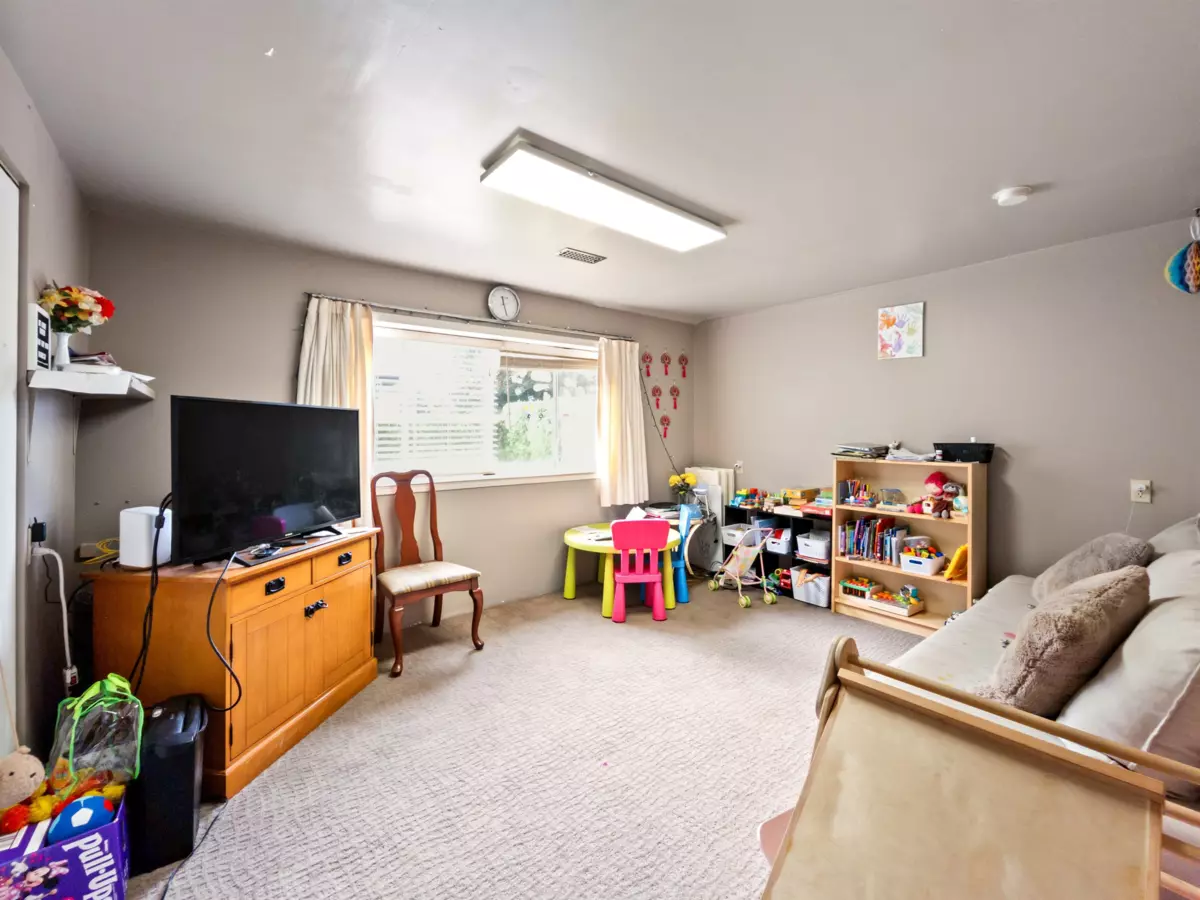 Bedroom 2 Photo of 38143 Hemlock Avenue, Squamish, BC