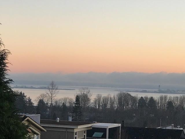 Entry Foyer Photo of 982 Keil Street, White Rock, BC