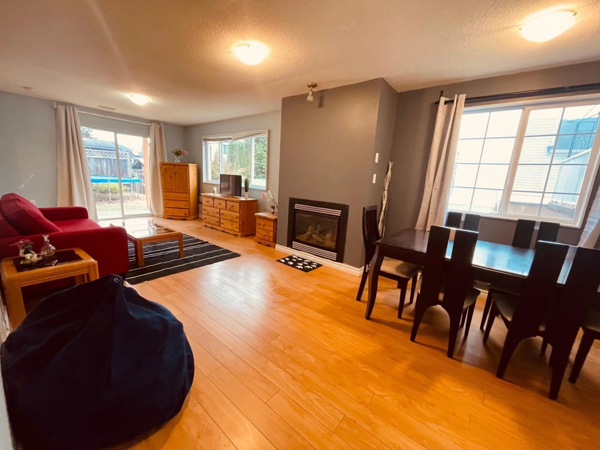 Kitchen Island Photo of 982 Keil Street, White Rock, BC