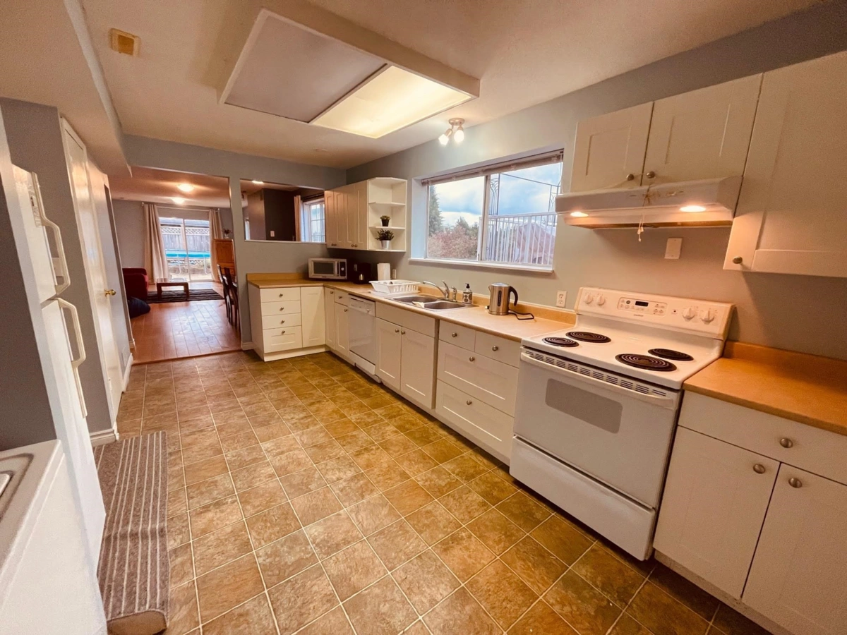 Primary Bathroom Photo of 982 Keil Street, White Rock, BC