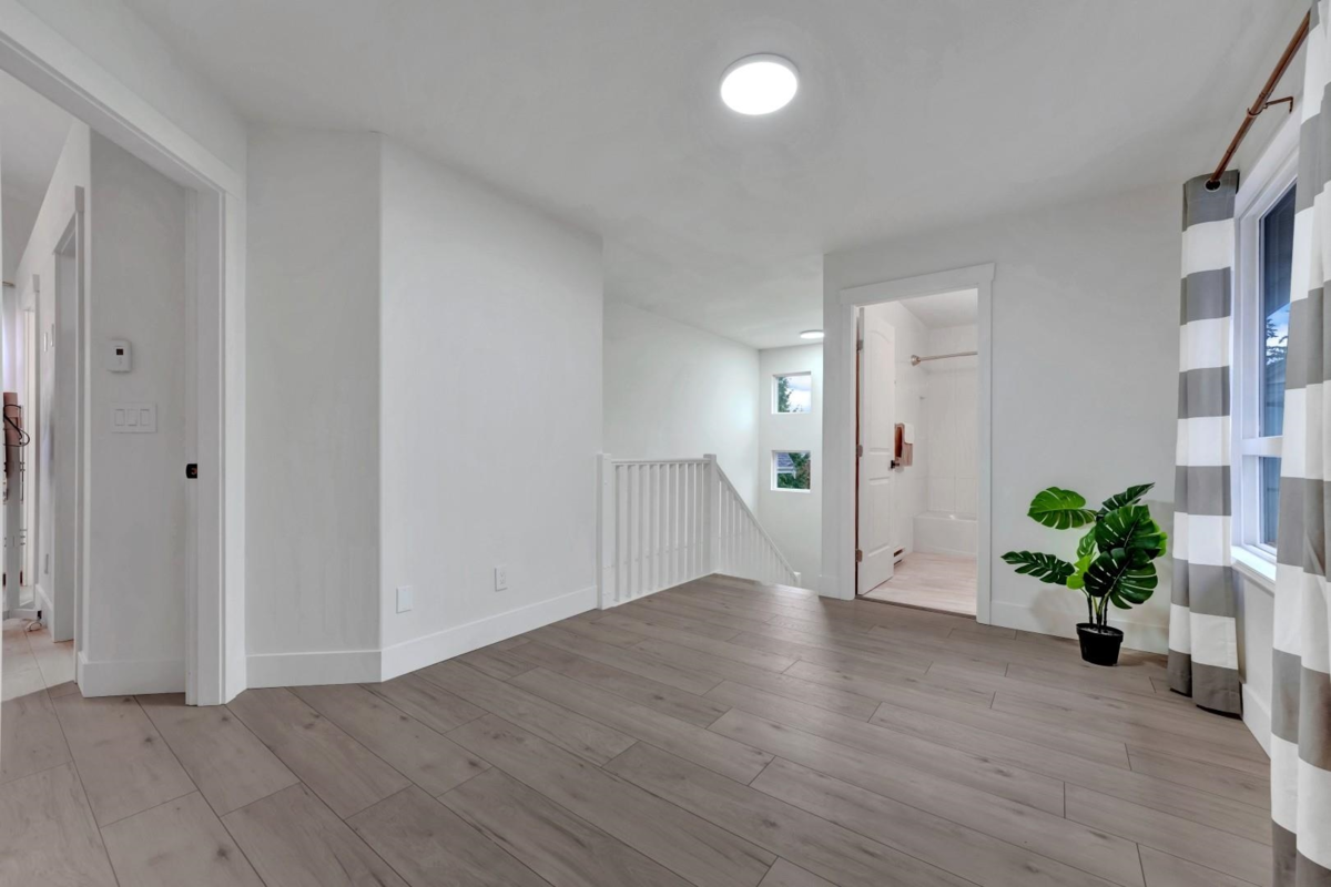Hallway Photo of 15100 61 Avenue, Surrey, BC