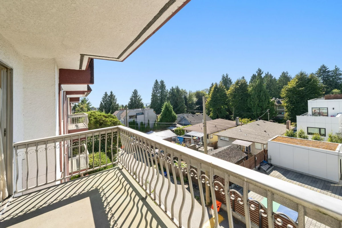 Kitchen Island Photo of 309 135 W 21st Street, North Vancouver, BC