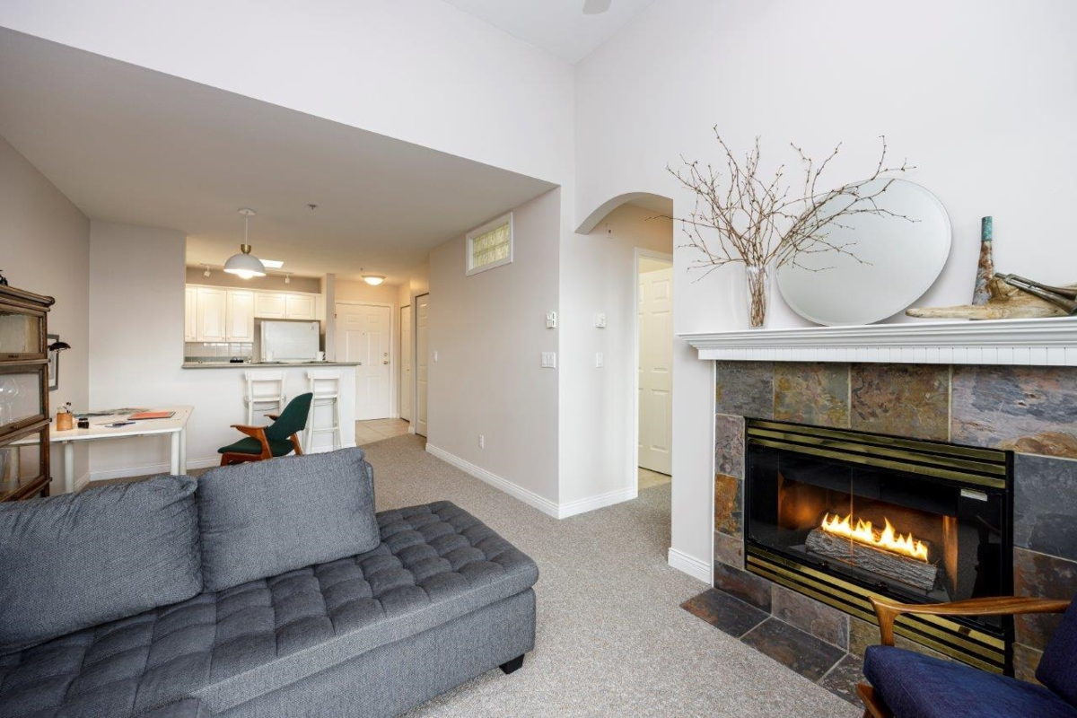 Primary Bathroom Photo of 410 155 E 3rd Street, North Vancouver, BC