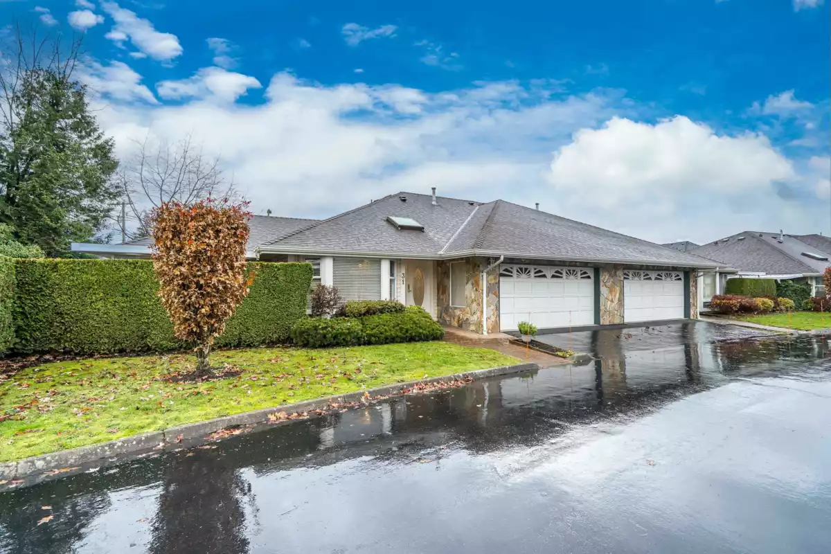 Living Room Photo of 31 21746 52 Avenue, Langley, BC