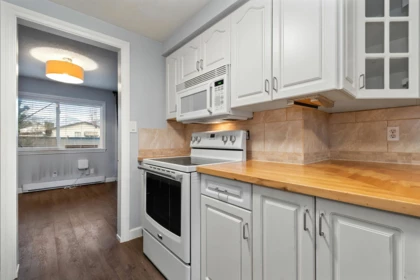 Kitchen Island Photo of 20 46689 First Avenue, Chilliwack, BC