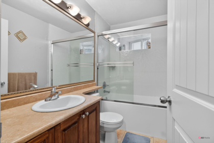 Entry Foyer Photo of 6418 137a Street, Surrey, BC
