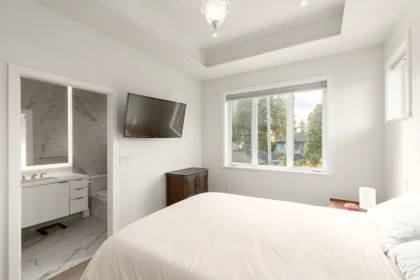 Entry Foyer Photo of 220 E 40th Avenue, Vancouver, BC