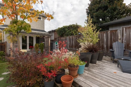 Front Yard Photo of 220 E 40th Avenue, Vancouver, BC
