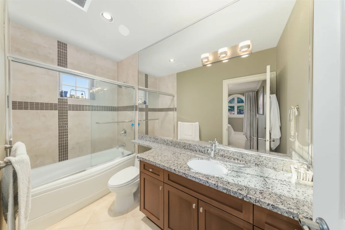 Garden / Landscaping Photo of 6981 Laurel Street, Vancouver, BC