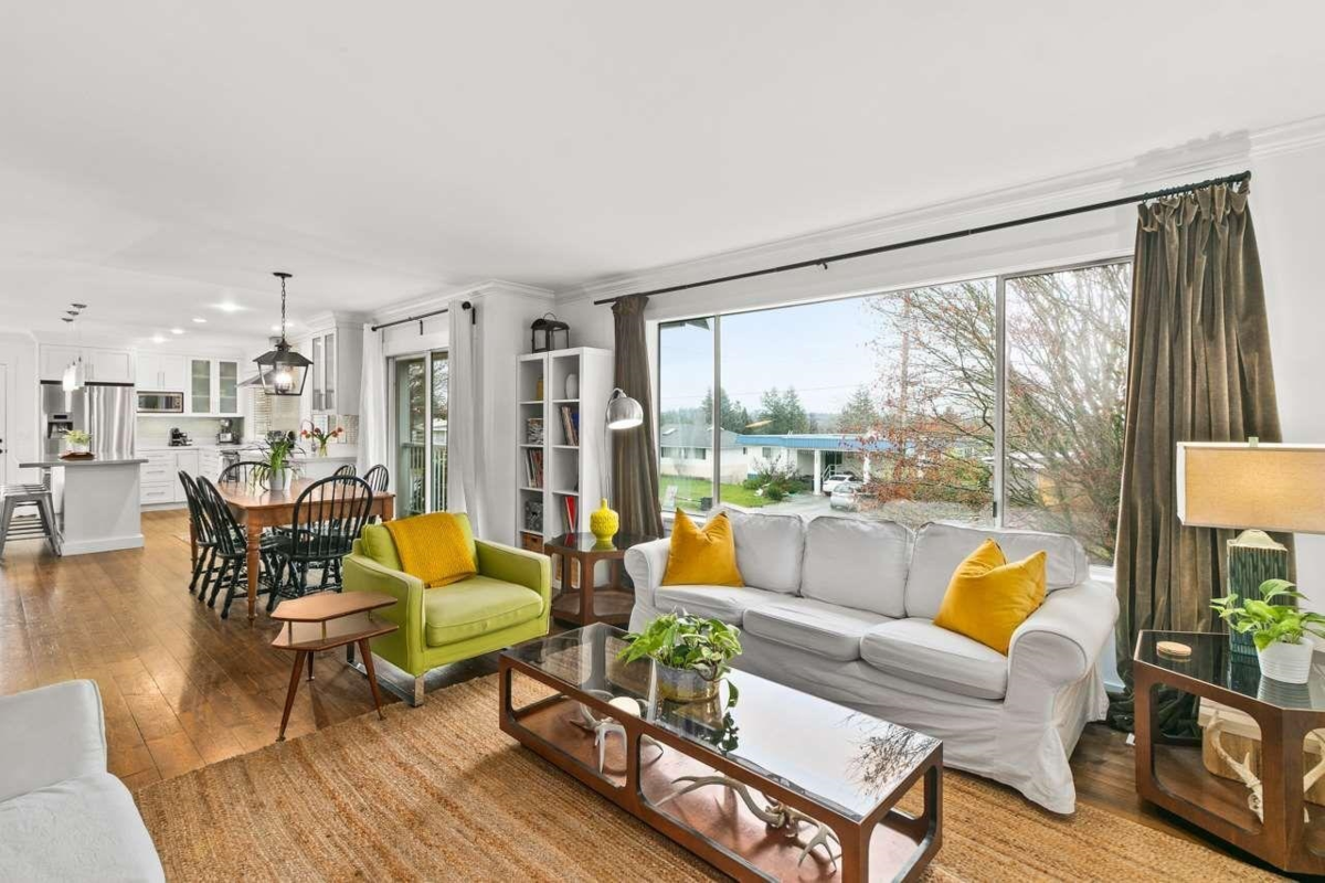 Kitchen Island Photo of 1341 Parker Street, White Rock, BC