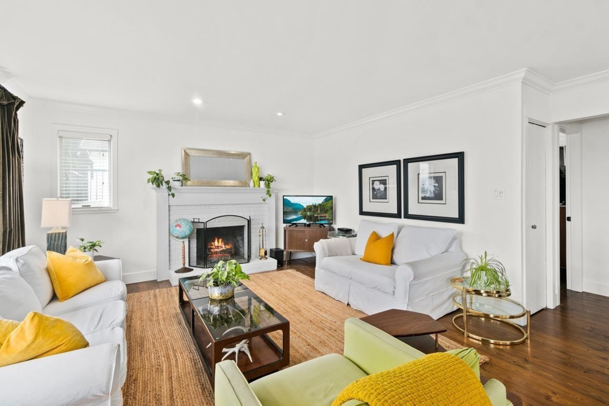 Kitchen Photo of 1341 Parker Street, White Rock, BC