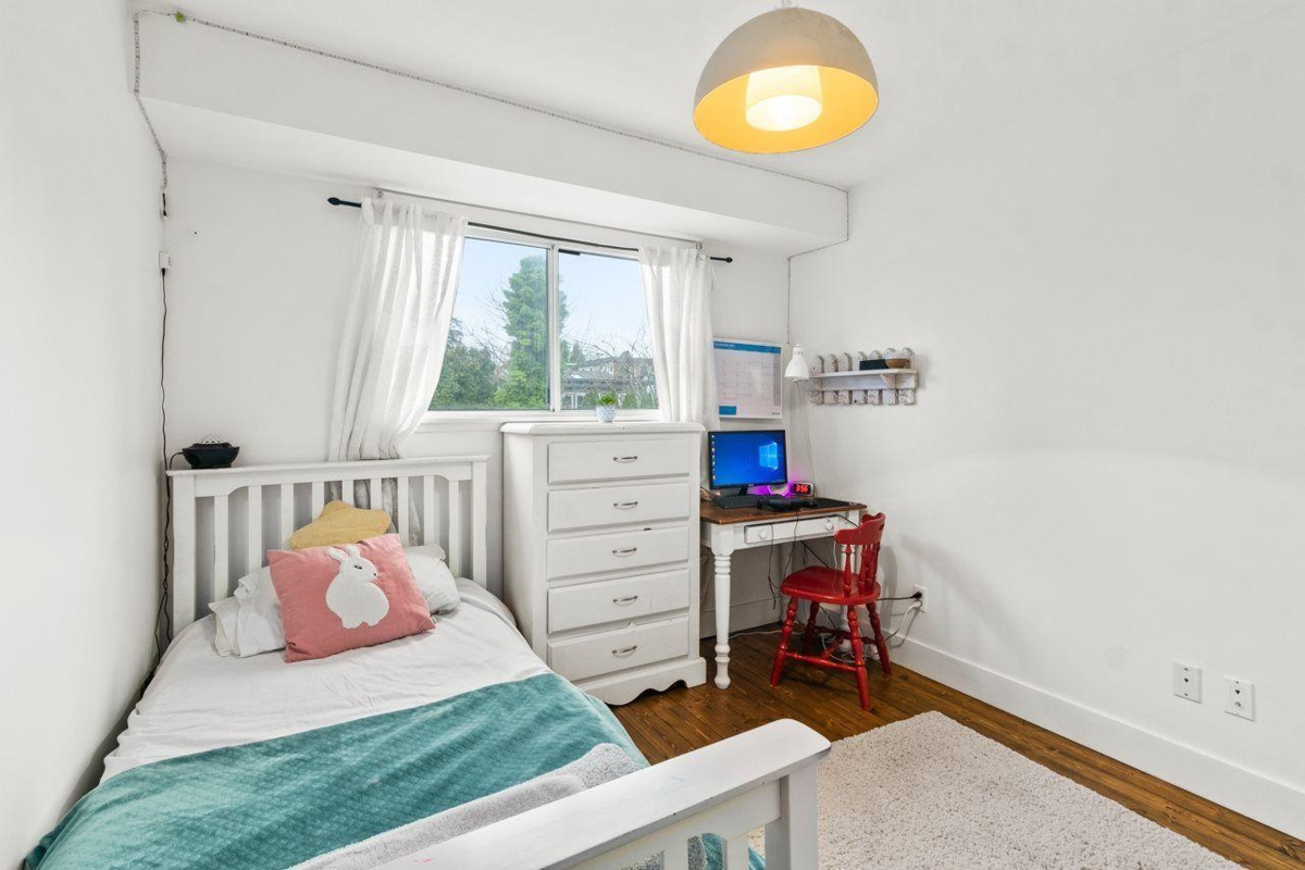 Powder Room Photo of 1341 Parker Street, White Rock, BC