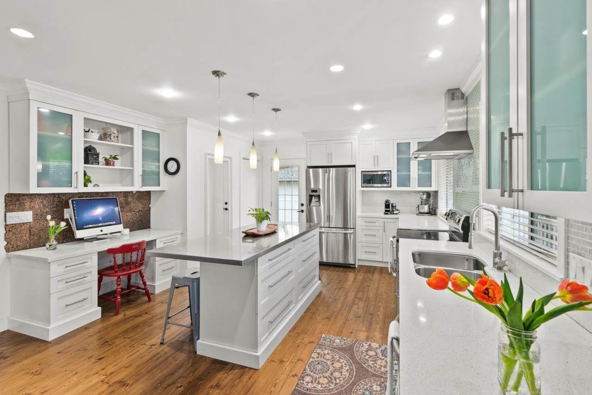 Walk-In Closet Photo of 1341 Parker Street, White Rock, BC