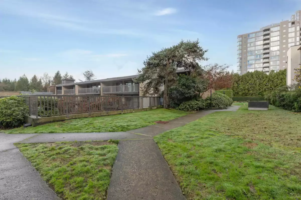 Entry Foyer Photo of 112 9847 Manchester Drive, Burnaby, BC