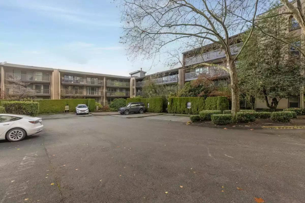 Mudroom Photo of 112 9847 Manchester Drive, Burnaby, BC
